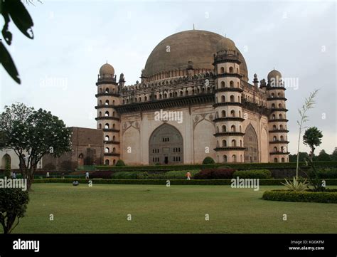  Gol Gumbaz, En Akustisk Underverk och Historisk Monument!